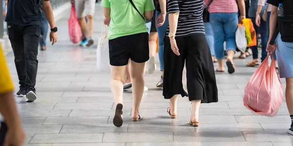 Close up de pernas e sapatos andando na rua na cidade — Fotografia de Stock