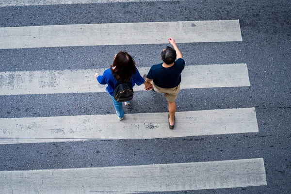 Flygfoto uppifrån syn på människor gå på gatan i staden över — Stockfoto