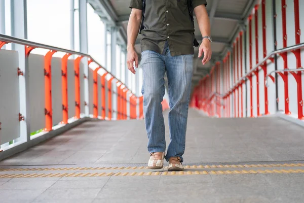 Asiatique homme marche dans l 'ville — Photo