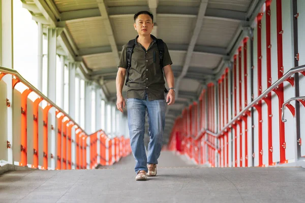 Asiatico uomo a piedi in il città — Foto Stock