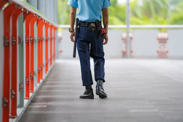 Vakt officerarna kontrollerar området — Stockfoto