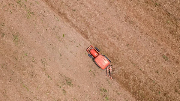 Vista superior de los tractores agrícolas que trabajan en el campo — Foto de Stock