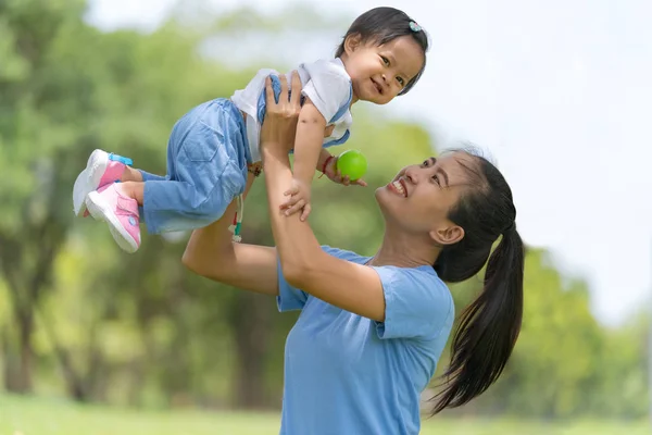 Estilo de vida Família, mãe feliz e filha aproveitando o tempo no pa — Fotografia de Stock