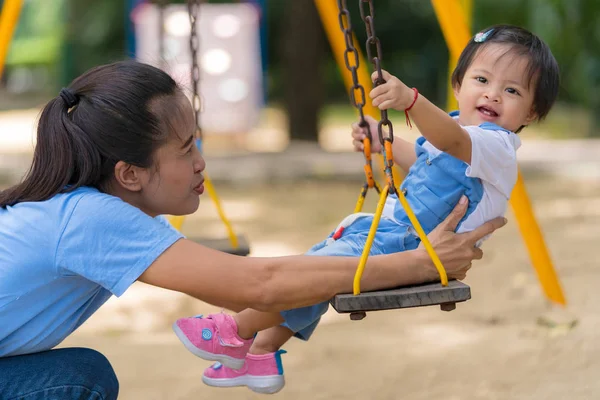 Estilo de vida Familia, feliz mamá y su hija disfrutando del tiempo en la pl — Foto de Stock