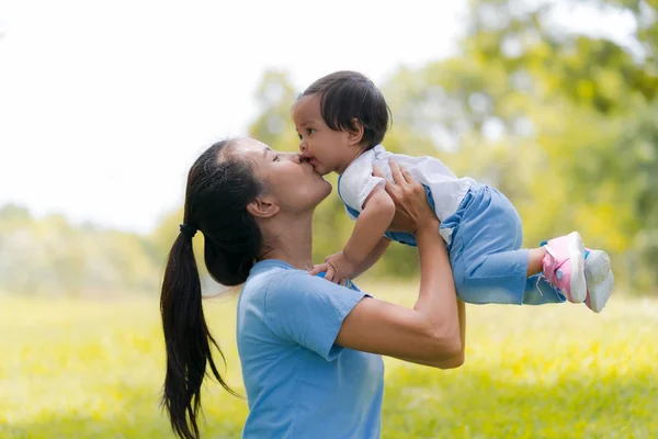 Estilo de vida de la familia, feliz mamá y la hija disfrutando del tiempo en el pa — Foto de Stock