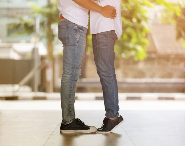 Couple kissing, girls stands on tiptoe to kiss her man — Stock Photo, Image