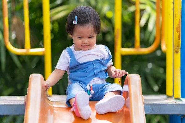 Feliz niño pequeño en el parque infantil en el parque — Foto de Stock