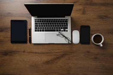 Üst görünüm, dizüstü bilgisayarlı çalışma alanı, akıllı telefon, tablet, kahve fincanı,
