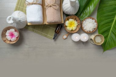 Üst manzara, ahşap masadaki spa tedavisinin bileşimi, Aromathe.