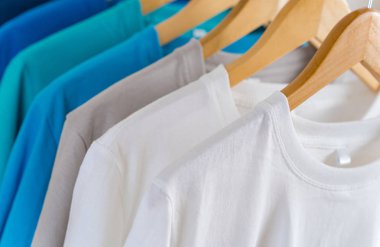 Askılardaki renkli tişörtleri kapat, giysi arkaplanı