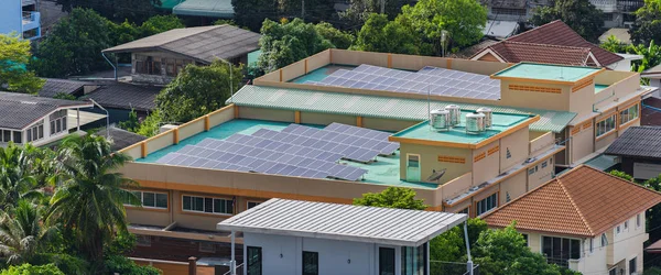 Vista aérea de las células solares en el techo — Foto de Stock