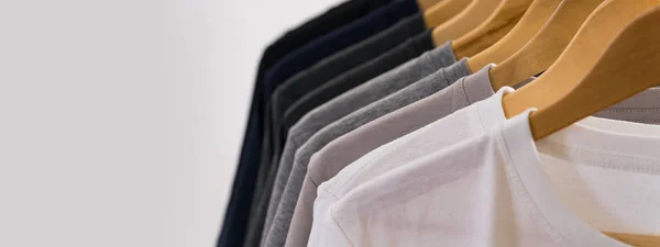 Close up de camisetas em cabides, fundo de vestuário — Fotografia de Stock