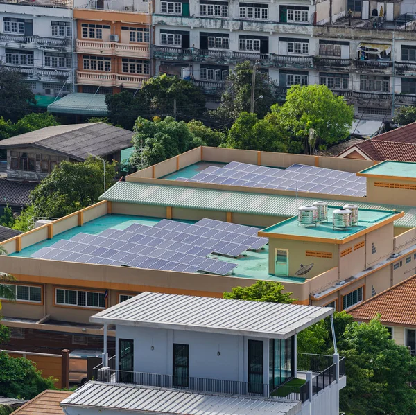 Vista aérea de las células solares en el techo — Foto de Stock