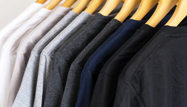 Close up de camisetas em cabides, fundo de vestuário — Fotografia de Stock