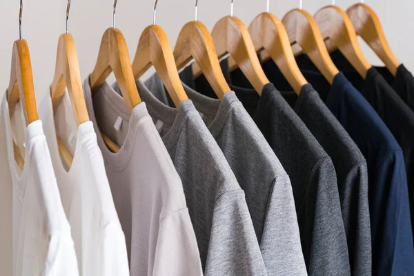 Крупный план футболок на вешалках, фоне одежды — стоковое фото