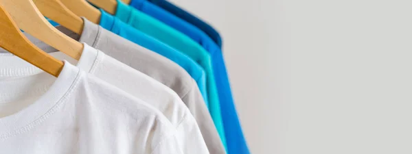 Primo piano di t-shirt colorate su appendini, sfondo abbigliamento — Foto Stock