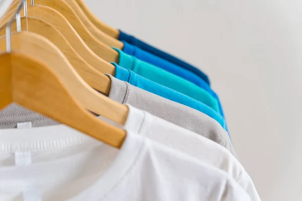 Κοντινό πλάνο του Πολύχρωμα t-shirts σε κρεμάστρες, φόντο ένδυσης — Φωτογραφία Αρχείου