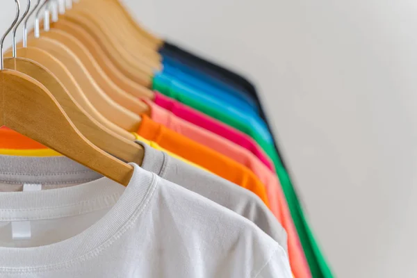 Gros plan de t-shirts colorés sur cintres, fond de vêtements — Photo