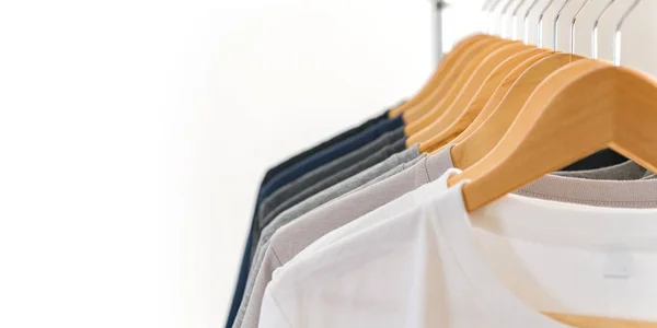 Primer plano de camisetas en perchas, fondo de ropa — Foto de Stock