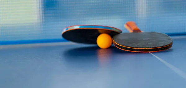 Raquete e bola de tênis de mesa, Atividades esportivas internas — Fotografia de Stock