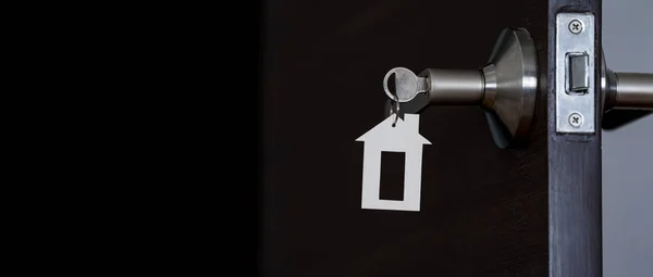 Buka pintu di rumah dengan kunci di lubang kunci, konsep perumahan baru — Stok Foto