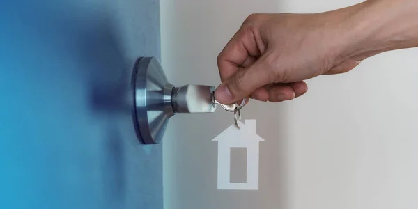 Otevřené dveře doma s klíčem v klíčové dírce, nový koncept bydlení — Stock fotografie
