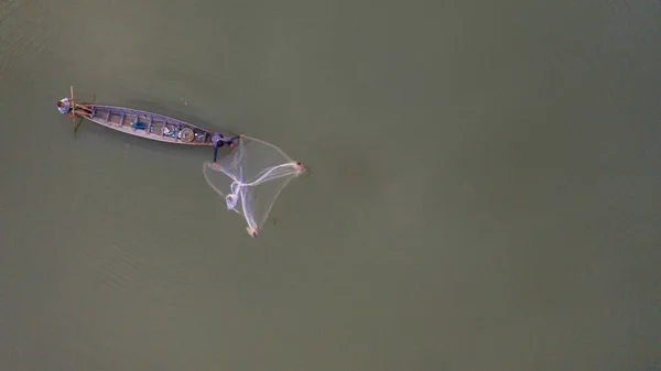 Luftaufnahme von Fischern auf einem Fischerboot in Thailand, Ansicht — Stockfoto