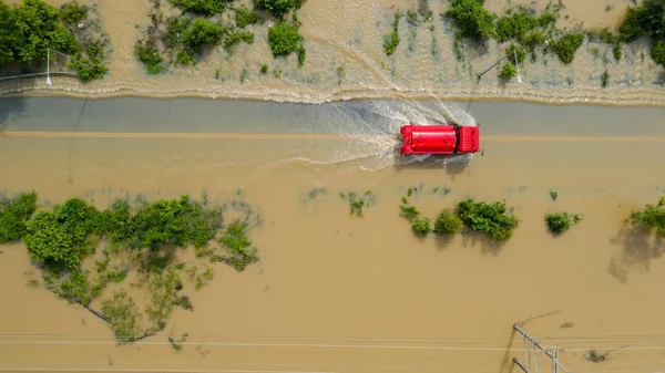Flygfoto över översvämmade byn och Country Road med en r — Stockfoto
