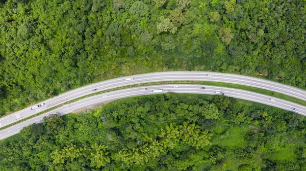 Vista aérea de una carretera provincial que pasa a través de un bosque ba —  Fotos de Stock