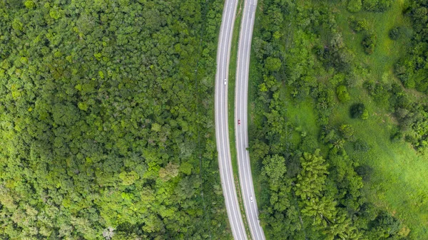 Vista aérea de una carretera provincial que pasa a través de un bosque ba —  Fotos de Stock