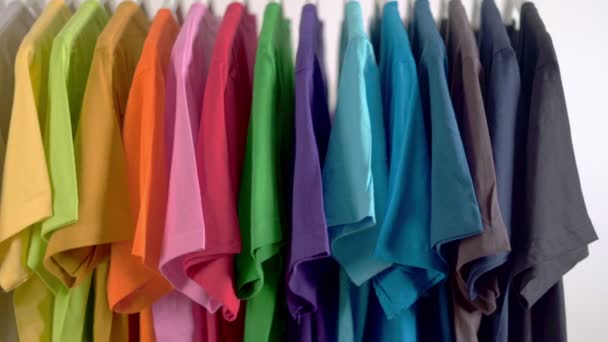 Primo Piano Shirt Colorate Appendini Sfondo Abbigliamento Slider Shot — Video Stock