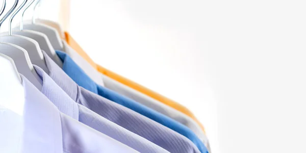Close Men Dress Shirts Roupas Cabides Fundo Branco — Fotografia de Stock