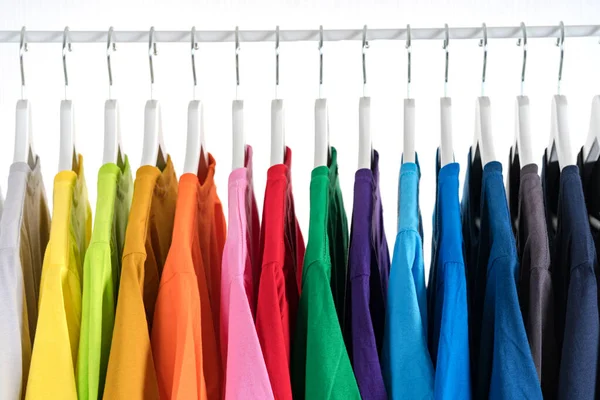 Großaufnahme Von Shirts Kleidung Auf Kleiderbügeln Auf Weißem Hintergrund — Stockfoto