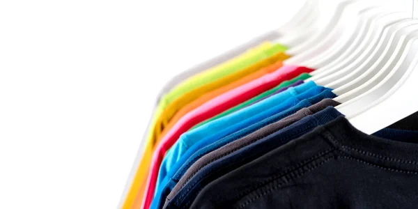 Acercamiento Camisetas Ropa Perchas Sobre Fondo Blanco — Foto de Stock