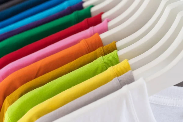 Acercamiento Camisetas Ropa Perchas Sobre Fondo Blanco — Foto de Stock