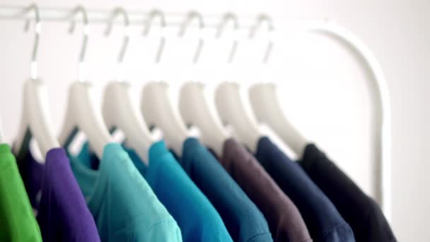 Gros Plan Shirts Colorés Sur Cintres Fond Vêtement Slider Shot — Video