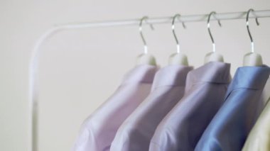 Askılardaki renkli gömlekleri kapat, giysi arkaplanı, Kaypak