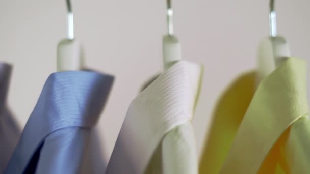 Gros Plan Chemises Colorées Sur Cintres Fond Vêtements Slider Shot — Video