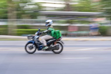 Bangkok, Tayland - 7 Haziran 2020 Sokakta motosiklet, Gıda dağıtım servisi