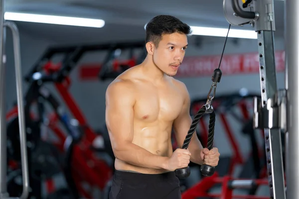 Sportif Adam Spor Salonunda Egzersiz Yapıyor — Stok fotoğraf