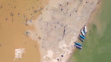Kanchanaburi, Tayland 'daki Sangklaburi' deki Tur teknesinin havadan görüntüsü.