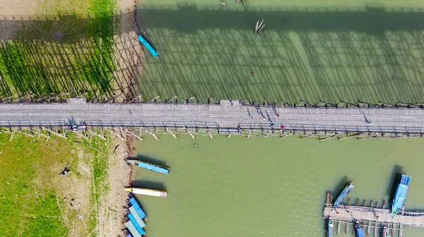 Flygfoto Över Trä Bro Med Turbåt Vid Sangklaburi Kanchanaburi Provinsen — Stockfoto