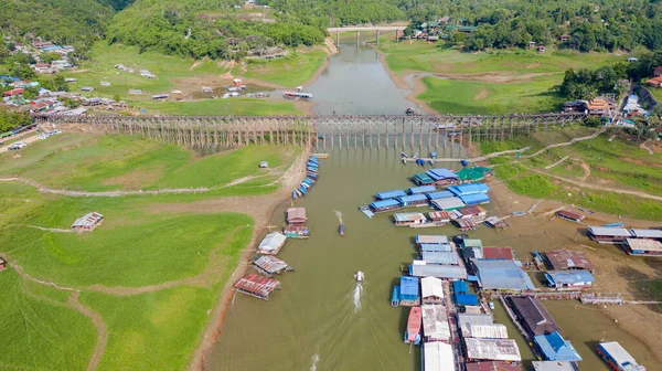 Bovenaanzicht Van Houten Brug Met Rondvaartboot Bij Sangklaburi Provincie Kanchanaburi — Stockfoto