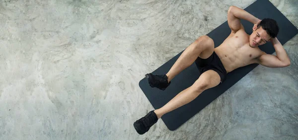 Entrenamiento Hombre Deportivo Haciendo Ejercicio Gimnasio Fitness —  Fotos de Stock