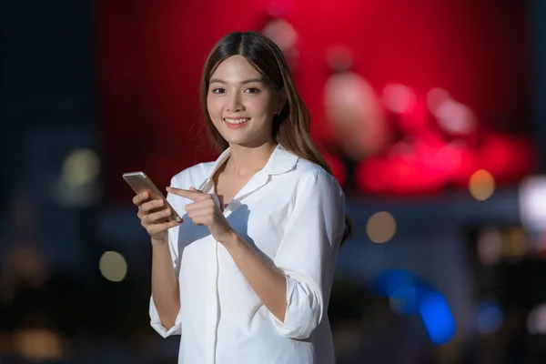 Livre Retrato Uma Jovem Com Rosto Sorridente Usando Telefone Caminha — Fotografia de Stock