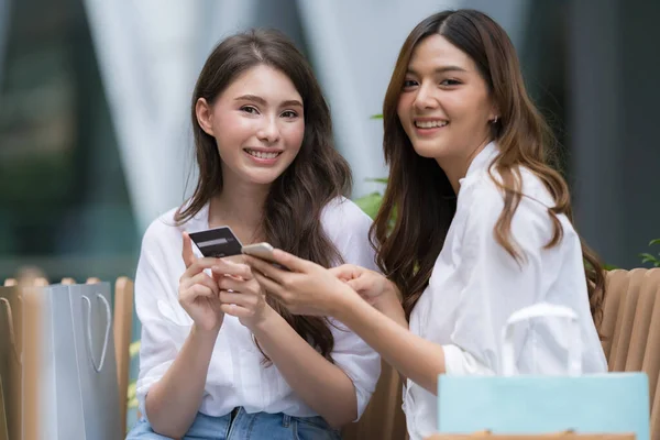 Gelukkige Jonge Vrouw Met Smiley Gezicht Praten Lachen Holding Credit — Stockfoto