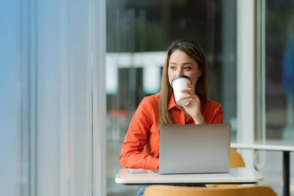 Hermosa Mujer Joven Usando Ordenador Portátil Sentado Una Cafetería —  Fotos de Stock