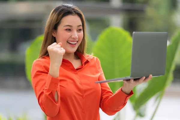 Beautiful Young Woman Happy Screaming Surprised Face Holding Laptop City — Stock Photo, Image