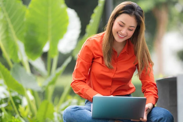 Schöne Junge Frau Sitzt Mit Laptop Café Park — Stockfoto