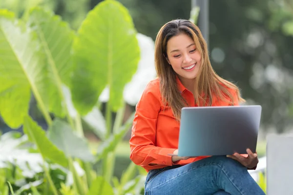 Mooie Jonge Vrouw Met Laptop Zittend Coffeeshop Park — Stockfoto